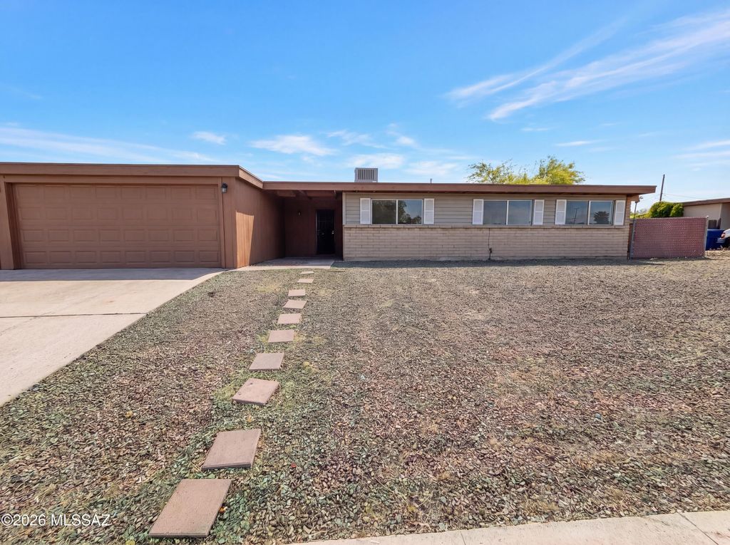8421 E Balfour Drive, Tucson, AZ 85710