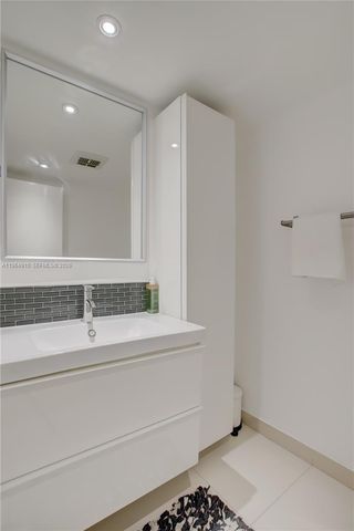 3375 N Country Club Dr 103, Aventura, FL 33180