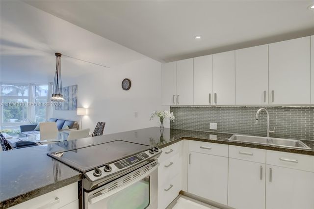 3375 N Country Club Dr 103, Aventura, FL 33180