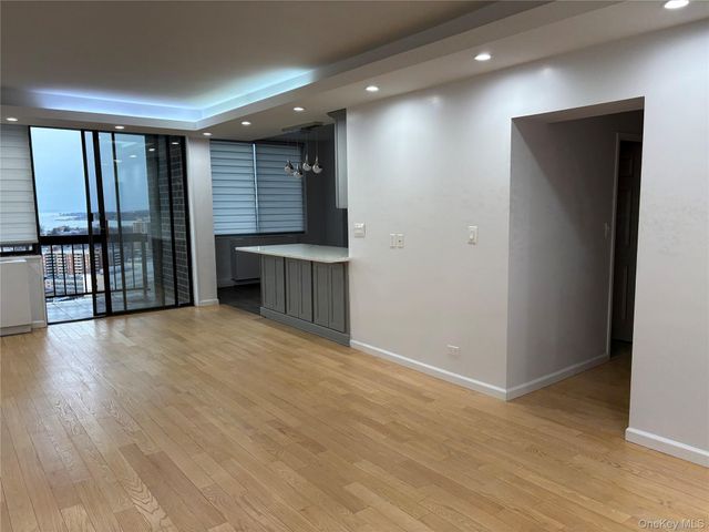 2 Bay Club PH-C, Bayside, NY 11360