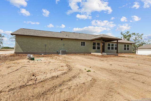 117 Sylas Hayes Loop, Pleasanton, TX 78064
