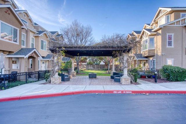 2219 Woodberry Lane, Mountain View, CA 94043