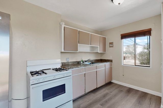 165 Hilton Avenue NW, Albuquerque, NM 87107