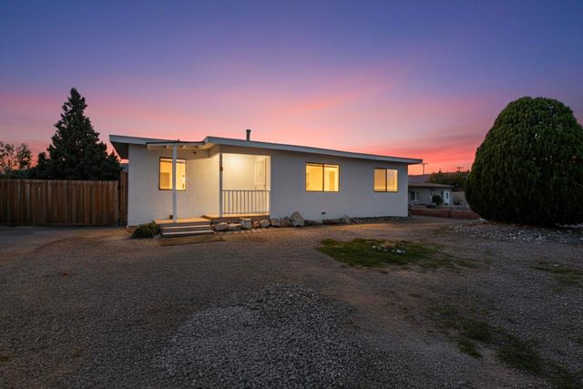 165 Hilton Avenue NW, Albuquerque, NM 87107