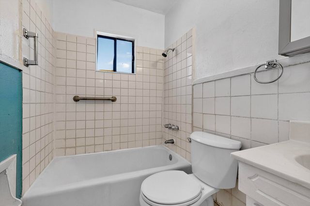 165 Hilton Avenue NW, Albuquerque, NM 87107