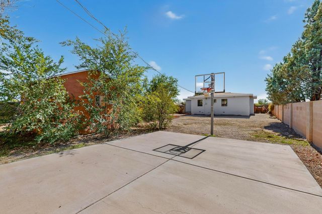 165 Hilton Avenue NW, Albuquerque, NM 87107