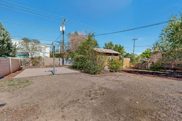 165 Hilton Avenue NW, Albuquerque, NM 87107