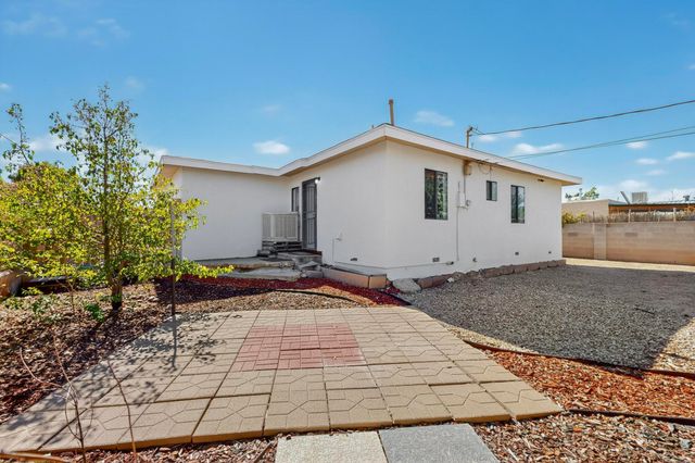 165 Hilton Avenue NW, Albuquerque, NM 87107