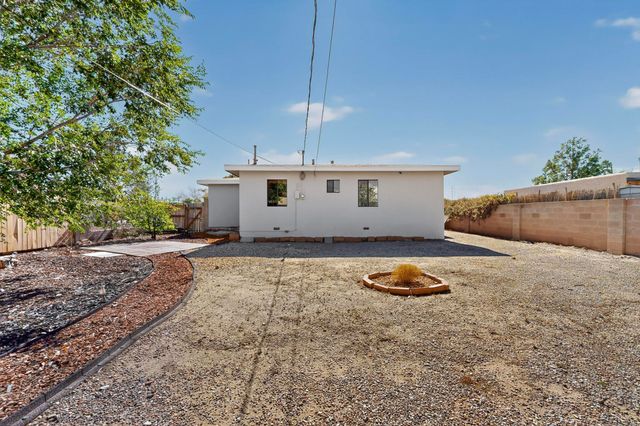 165 Hilton Avenue NW, Albuquerque, NM 87107