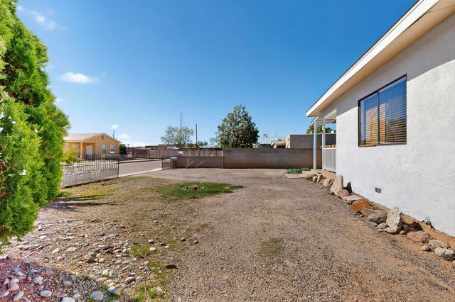 165 Hilton Avenue NW, Albuquerque, NM 87107