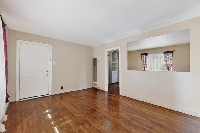 165 Hilton Avenue NW, Albuquerque, NM 87107