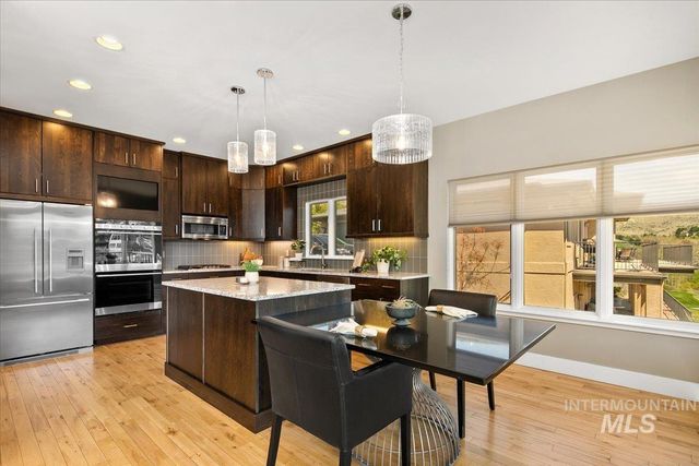 201 W Thornberry Dr, Boise, ID 83702