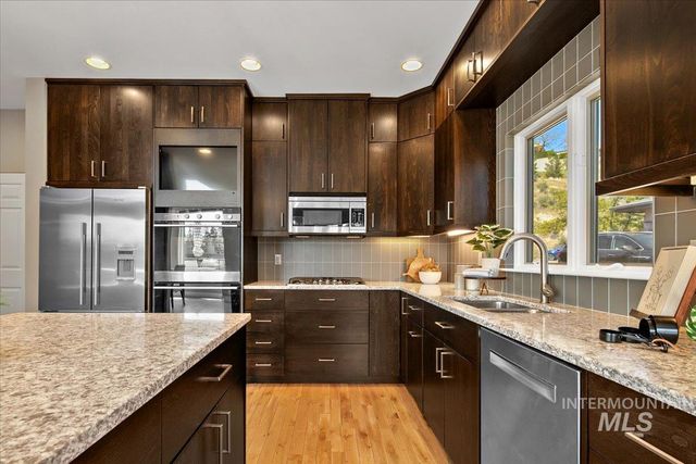 201 W Thornberry Dr, Boise, ID 83702