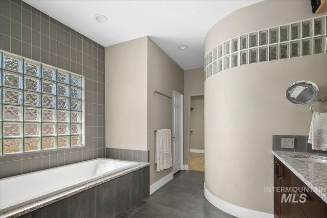 201 W Thornberry Dr, Boise, ID 83702