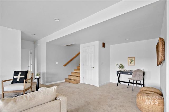 201 W Thornberry Dr, Boise, ID 83702