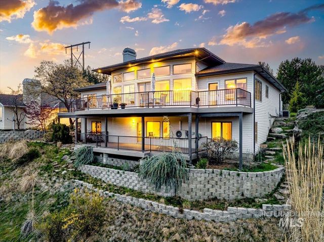 201 W Thornberry Dr, Boise, ID 83702