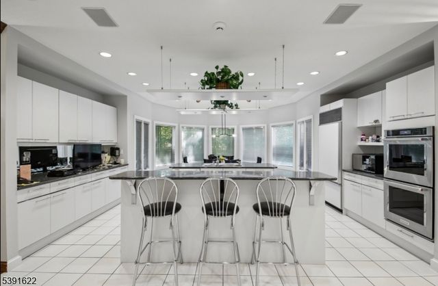 830 W Shore Dr, Kinnelon Boro, NJ 07405