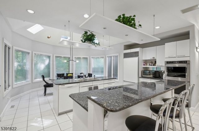 830 W Shore Dr, Kinnelon Boro, NJ 07405