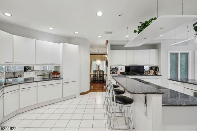 830 W Shore Dr, Kinnelon Boro, NJ 07405