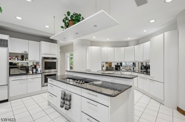 830 W Shore Dr, Kinnelon Boro, NJ 07405
