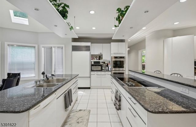 830 W Shore Dr, Kinnelon Boro, NJ 07405