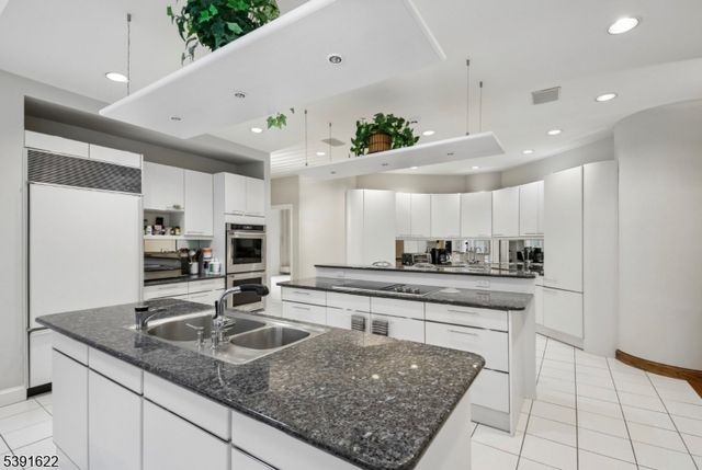830 W Shore Dr, Kinnelon Boro, NJ 07405