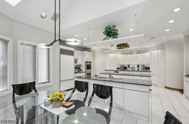 830 W Shore Dr, Kinnelon Boro, NJ 07405