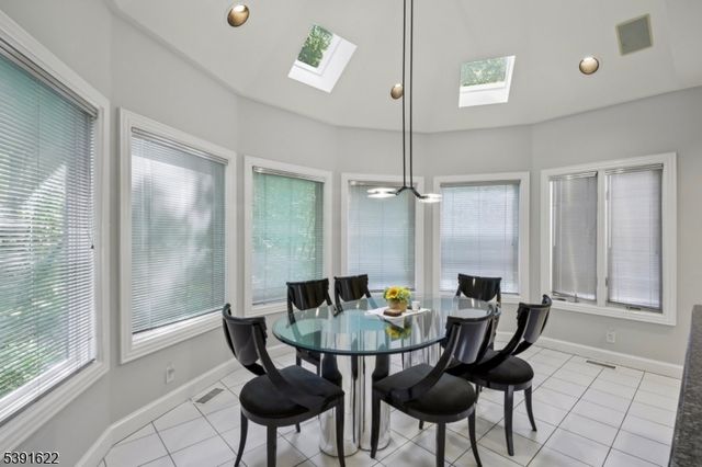 830 W Shore Dr, Kinnelon Boro, NJ 07405