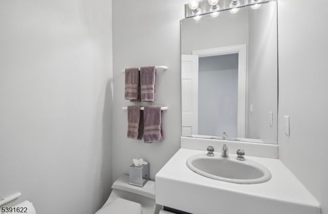 830 W Shore Dr, Kinnelon Boro, NJ 07405