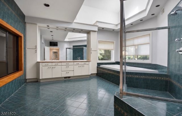 830 W Shore Dr, Kinnelon Boro, NJ 07405