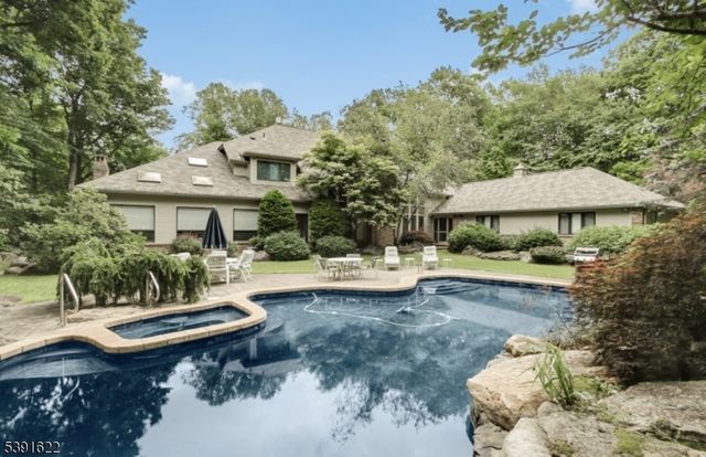 830 W Shore Dr, Kinnelon Boro, NJ 07405