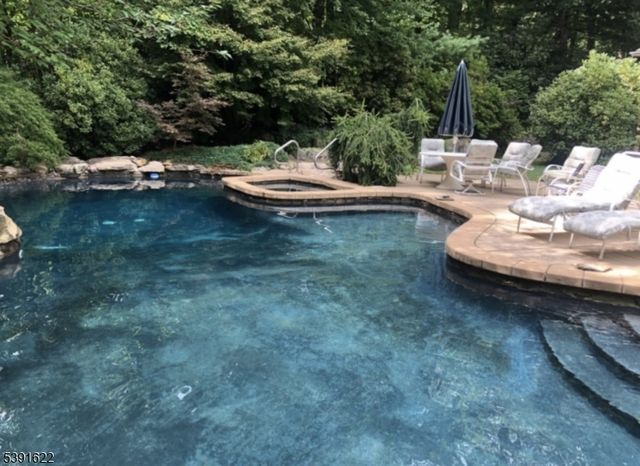 830 W Shore Dr, Kinnelon Boro, NJ 07405
