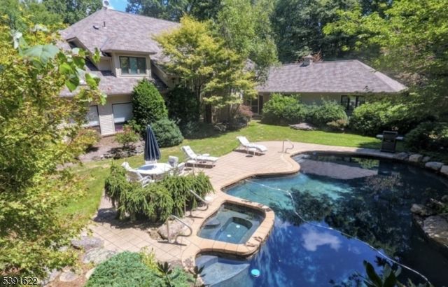 830 W Shore Dr, Kinnelon Boro, NJ 07405