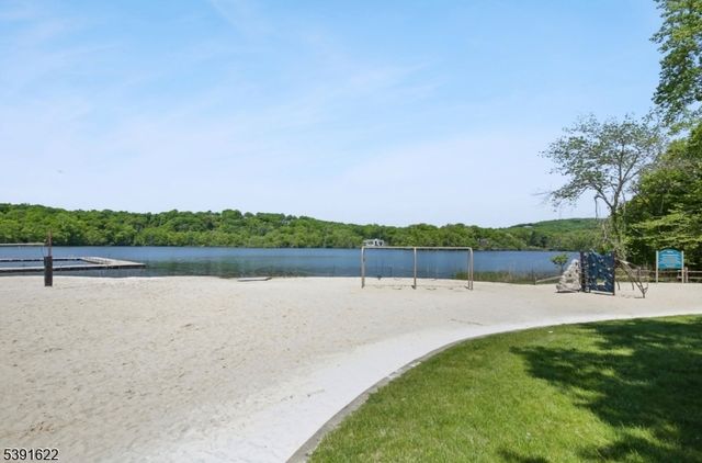 830 W Shore Dr, Kinnelon Boro, NJ 07405