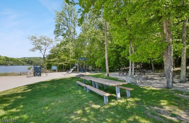 830 W Shore Dr, Kinnelon Boro, NJ 07405