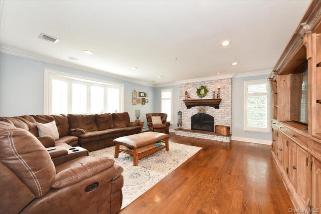 129 Commonwealth Avenue, Massapequa, NY 11758