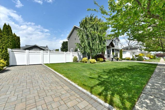 129 Commonwealth Avenue, Massapequa, NY 11758