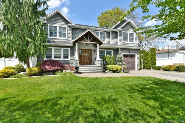 129 Commonwealth Avenue, Massapequa, NY 11758
