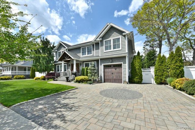 129 Commonwealth Avenue, Massapequa, NY 11758