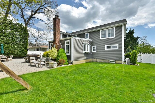 129 Commonwealth Avenue, Massapequa, NY 11758