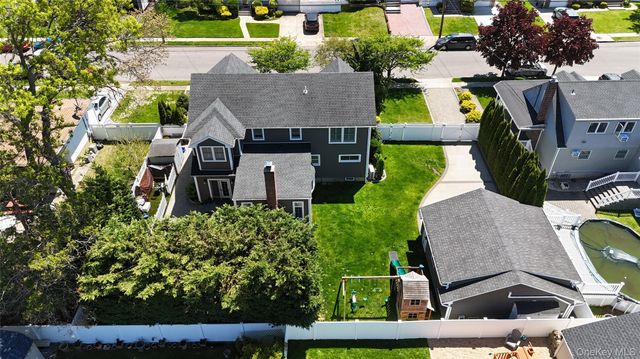 129 Commonwealth Avenue, Massapequa, NY 11758