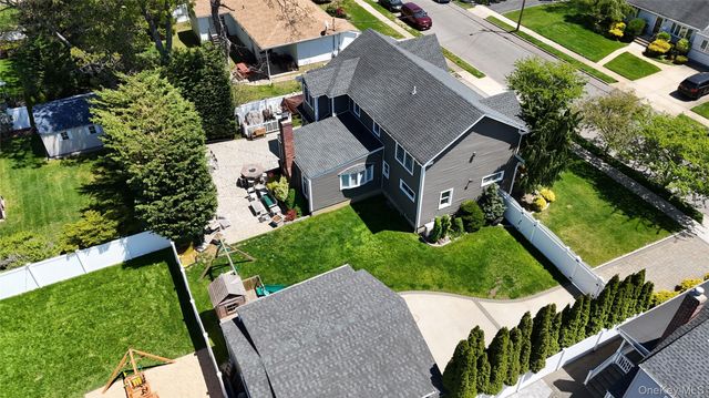 129 Commonwealth Avenue, Massapequa, NY 11758
