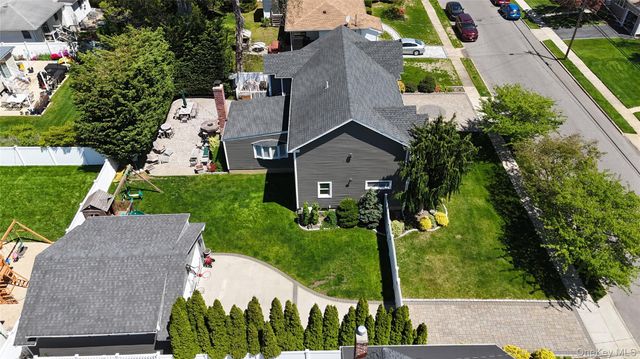129 Commonwealth Avenue, Massapequa, NY 11758
