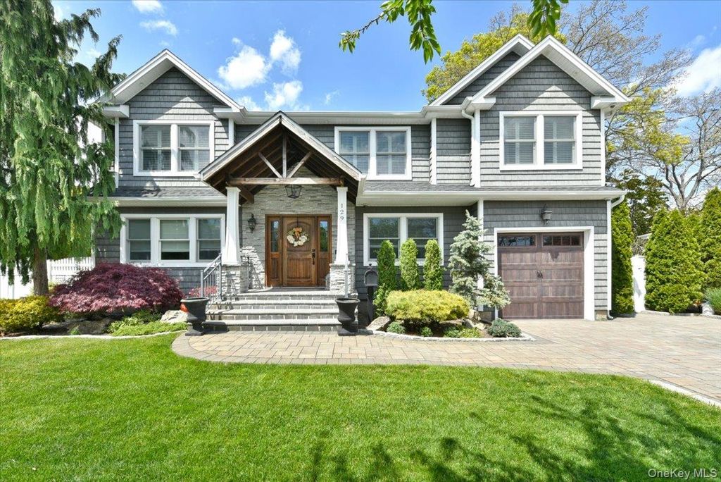129 Commonwealth Avenue, Massapequa, NY 11758