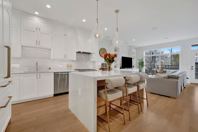 1533 W Barry Avenue 2, Chicago, IL 60657