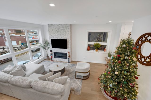 1533 W Barry Avenue 2, Chicago, IL 60657