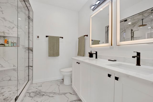 1533 W Barry Avenue 2, Chicago, IL 60657