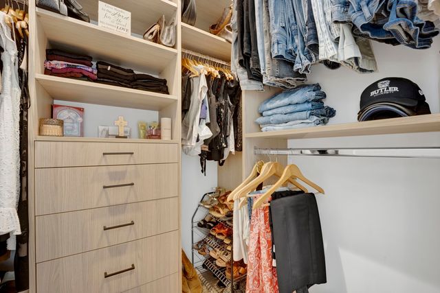 1533 W Barry Avenue 2, Chicago, IL 60657