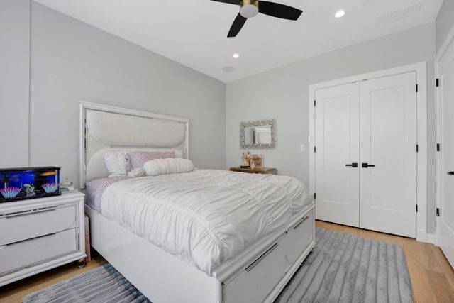 1533 W Barry Avenue 2, Chicago, IL 60657