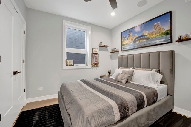 1533 W Barry Avenue 2, Chicago, IL 60657